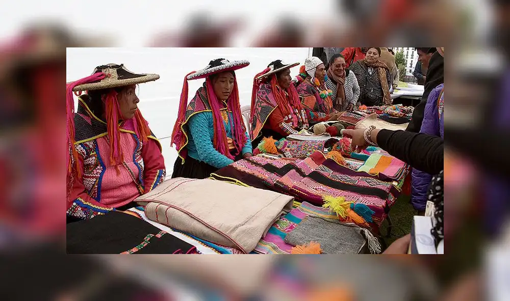 FERIA. Campesinas Q'ero venden prendas en el Koricancha. FERIA. Campesinas Q'ero venden prendas en el Koricancha.