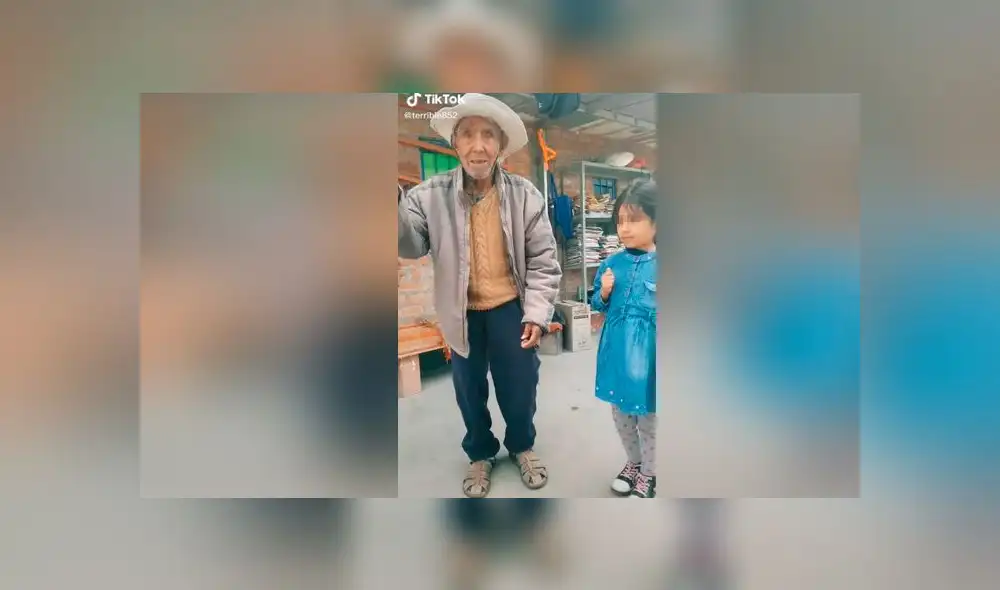 Desliza las imágenes para ver la increíble escena que descubrió un joven al ver el teléfono de su abuelo. Foto: Rolandito/TikTok Desliza las imágenes para ver la increíble escena que descubrió un joven al ver el teléfono de su abuelo. Foto: Rolandito/TikTok