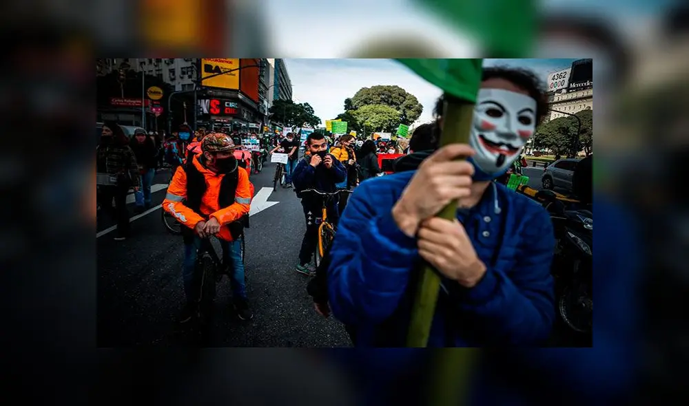 Trabajadores del sector de entregas y reparto a domicilio han protestado en Buenos Aires contra la cuarentena. Foto: EFE