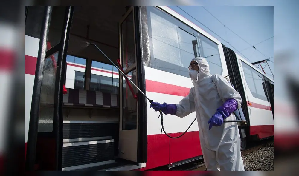 Trabajador desinfecta un tren en Pyongyang para prevenir el coronavirus. Foto: Getty Images