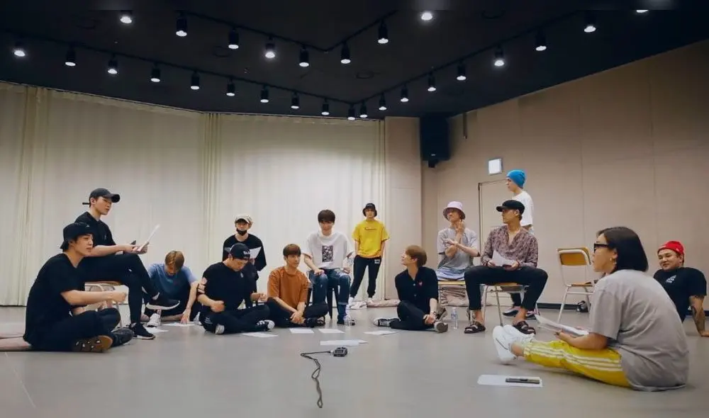 Desliza para ver más fotos de SEVENTEEN. Desliza para ver más fotos de SEVENTEEN.