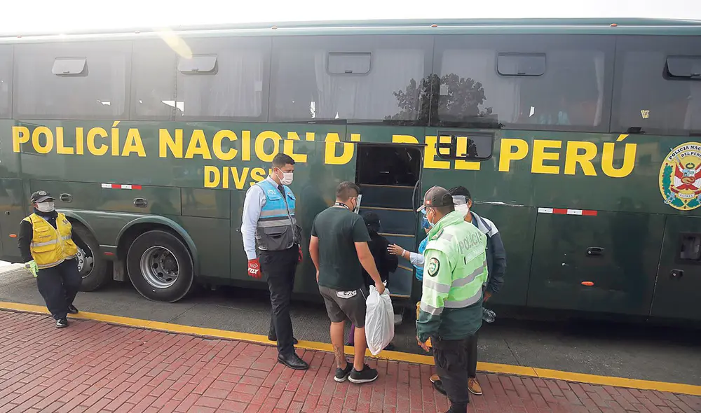 Apoyo. Varios buses de la Policía salieron para movilizar a los usuarios que estaban varados. Foto: Andina Apoyo. Varios buses de la Policía salieron para movilizar a los usuarios que estaban varados. Foto: Andina