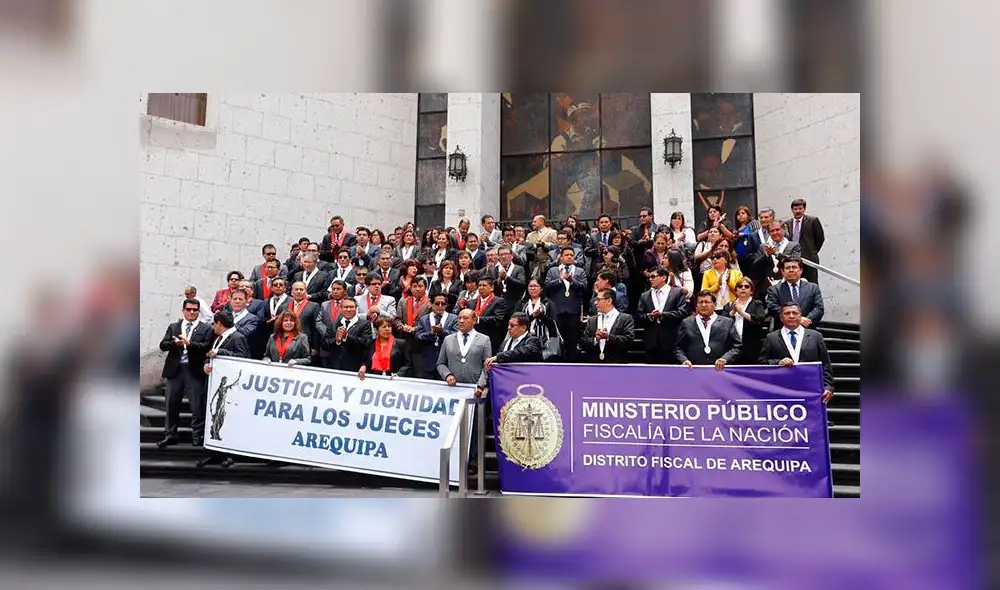 Magistrados y fiscales realizaron plantón en la Corte de Arequipa, por homologación de sueldos. Magistrados y fiscales realizaron plantón en la Corte de Arequipa, por homologación de sueldos.