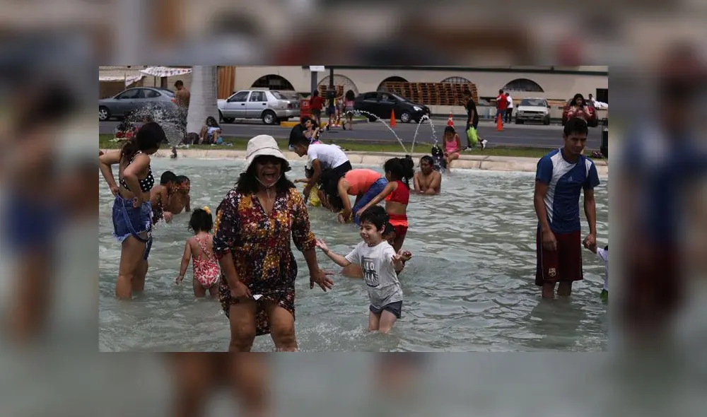Agua Dulce se vio repleta de personas, quienes llegaron con sombrillas y muchas ganas de pasar el primer día del año. (Foto: Jorge Cerdán / La República)