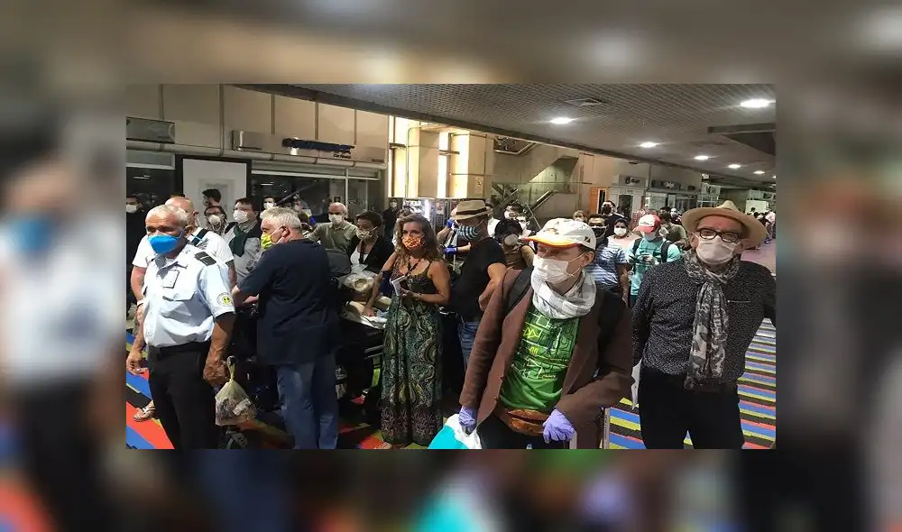 Foreigners wait to board a plane that will take them back to Europe, at the airport in Caracas, on March 26, 2020 during the novel coronavirus COVID-19 pandemic. - Venezuela reported its first coronavirus death on Thursday after a 47-year-old man with a pre-existing lung disease died, the government said. (Photo by STR / AFP) Foreigners wait to board a plane that will take them back to Europe, at the airport in Caracas, on March 26, 2020 during the novel coronavirus COVID-19 pandemic. - Venezuela reported its first coronavirus death on Thursday after a 47-year-old man with a pre-existing lung disease died, the government said. (Photo by STR / AFP)