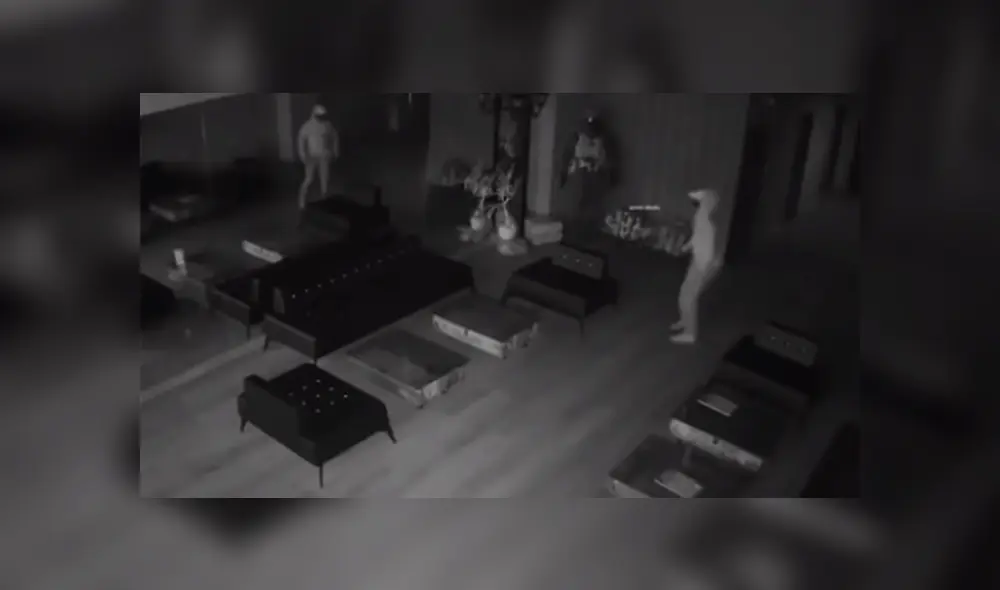 En YouTube se hizo viral la huida de un torpe ladrón al asustarse con su reflejo.