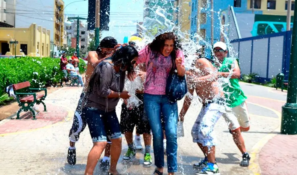Piden no jugar con agua en carnavales. Piden no jugar con agua en carnavales.