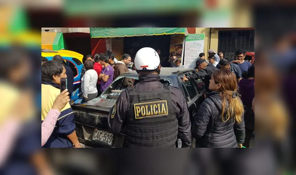 Choque causó gran preocupación en vecinos, quienes auxiliaron a heridos y casi linchan a presuntos responsables. (Foto: Joel Robles / La República) Choque causó gran preocupación en vecinos, quienes auxiliaron a heridos y casi linchan a presuntos responsables. (Foto: Joel Robles / La República)