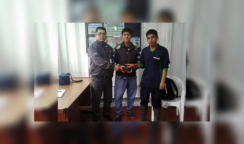 Olvida billetera en bus y personal de limpieza se la devuelve