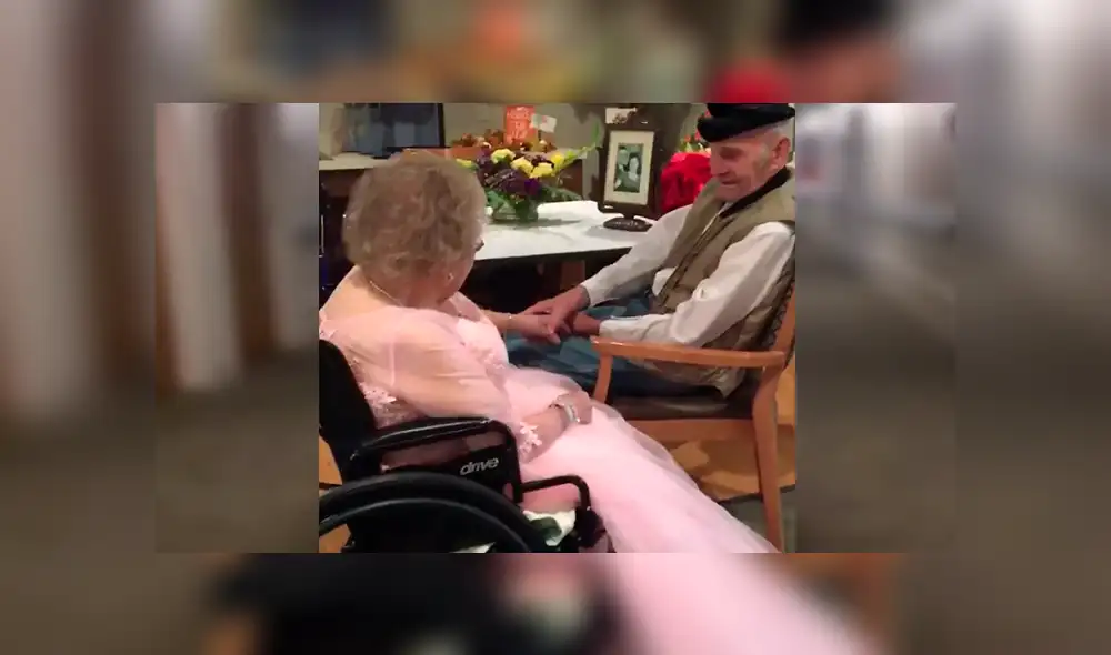 En YouTube, un anciano quiso sorprender a su esposa en el día de su aniversario y tuvo una sentimental reacción.
