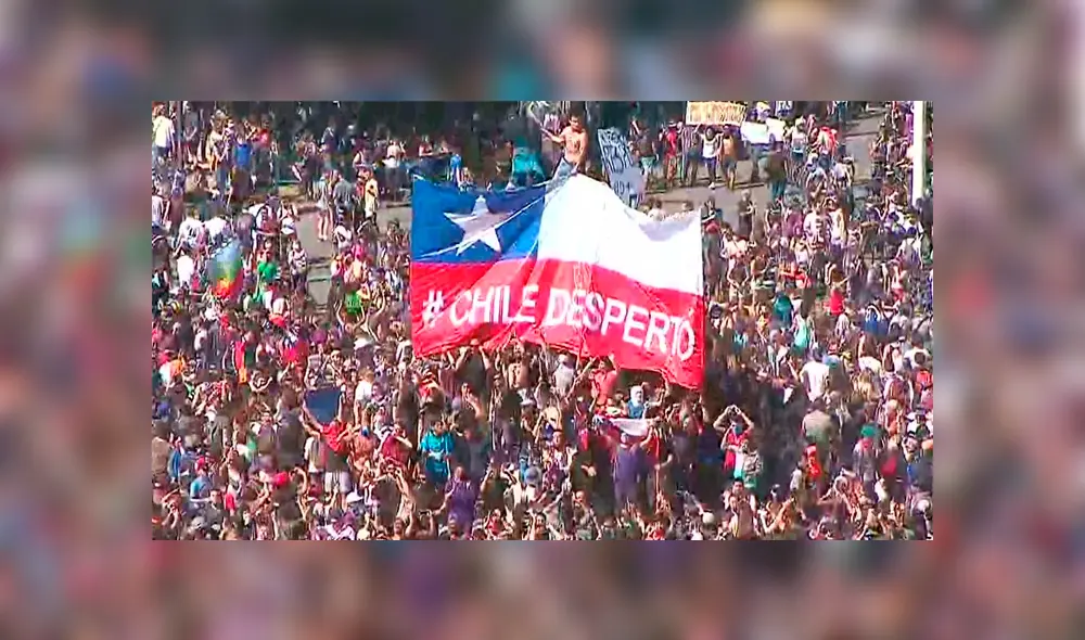 Joven es ovacionado en redes sociales tras rescatar a un perro en medio de protesta en Chile Joven es ovacionado en redes sociales tras rescatar a un perro en medio de protesta en Chile