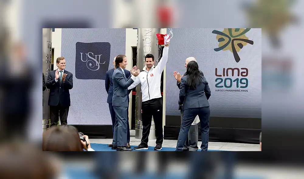 Oficial. A Stefano Peschiera le entregan la bandera que llevará en la inauguración de Lima 2019.