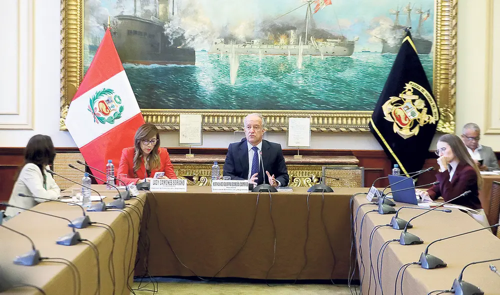 Constitución. De forma veloz, la comisión presidida por Hernando Guerra (FP) aprobó el dictamen que pretende utilizar la incapacidad moral para suspender al presidente con 66 votos. Constitución. De forma veloz, la comisión presidida por Hernando Guerra (FP) aprobó el dictamen que pretende utilizar la incapacidad moral para suspender al presidente con 66 votos.