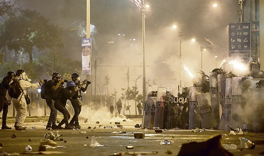 Excesos. En noviembre del 2020, periodistas quedaron en medio de la represión contra las marchas del 14N. Foto: Antonio Melgarejo Excesos. En noviembre del 2020, periodistas quedaron en medio de la represión contra las marchas del 14N. Foto: Antonio Melgarejo