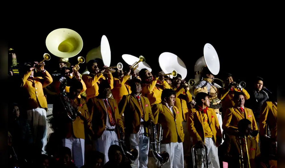 Danzarines bailaron al son de las bandas de músicos.