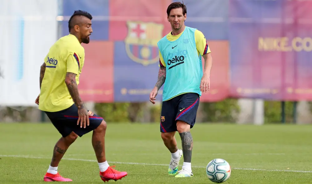 Lionel Messi entabló una buena relación con Arturo Vidal en el club catalán. Foto: EFE.