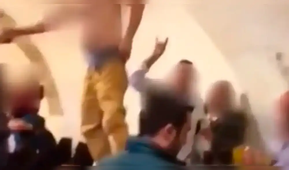 YouTube Viral: Graban a hombre haciendo 'striptease' en pleno evento religioso [VIDEO]