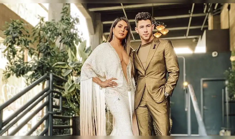 Durante una conversación con US Weekly, la actriz y modelo indicó que sus diseñadores usaron una tela invisible en su escote.