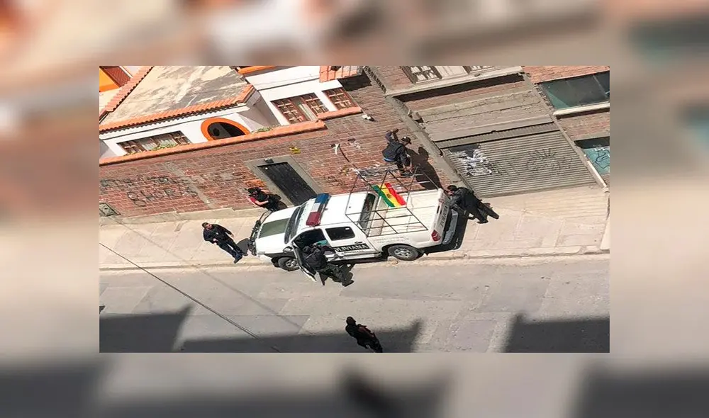 Momento en que allanaron la vivienda de María Eugenia Choque. Foto: Twitter