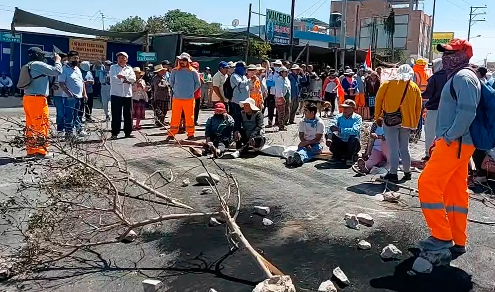 Ciudadanos se apostaron en carretera. Foto: captura Red Independiente Uno - La Joya Ciudadanos se apostaron en carretera. Foto: captura Red Independiente Uno - La Joya