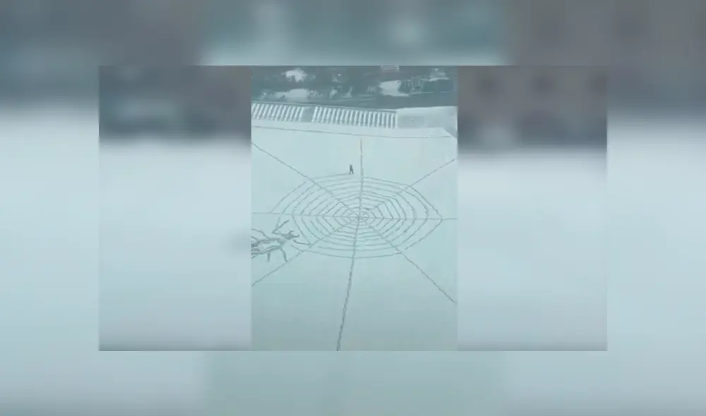 En Facebook, un hombre caminó por un desolado parque y aprovechó en realizar un increíble dibujo en el suelo.
