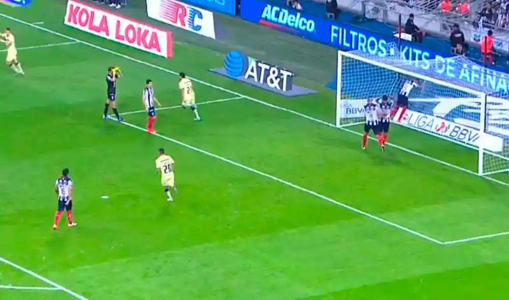 Autogol de Carlos Rodríguez en el América vs. Monterrey por la Liga MX. | Foto: Fox Sports 2