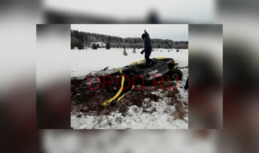 Los hombres pagaron 4 mil dólares por un vuelo de 20 minutos y poder arrojar el vehículo. Foto: captura. Los hombres pagaron 4 mil dólares por un vuelo de 20 minutos y poder arrojar el vehículo. Foto: captura.