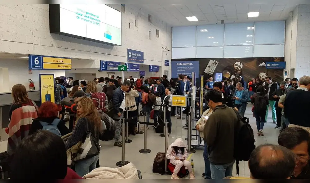 Pasajeros se encuentran varados en aeropuerto Alfredo Rodríguez Ballón. Pasajeros se encuentran varados en aeropuerto Alfredo Rodríguez Ballón.