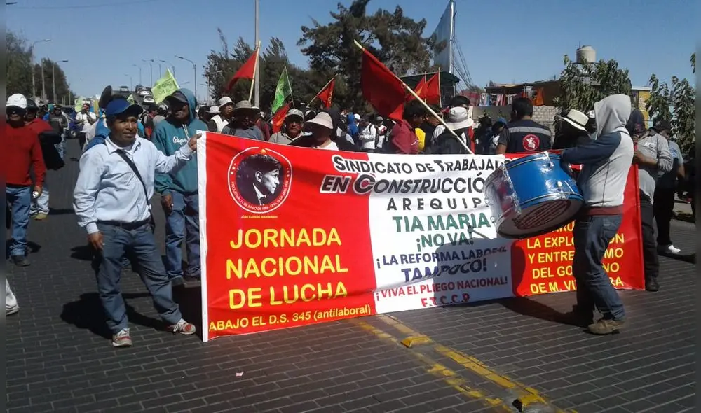 Manifestantes desfile Manifestantes desfile