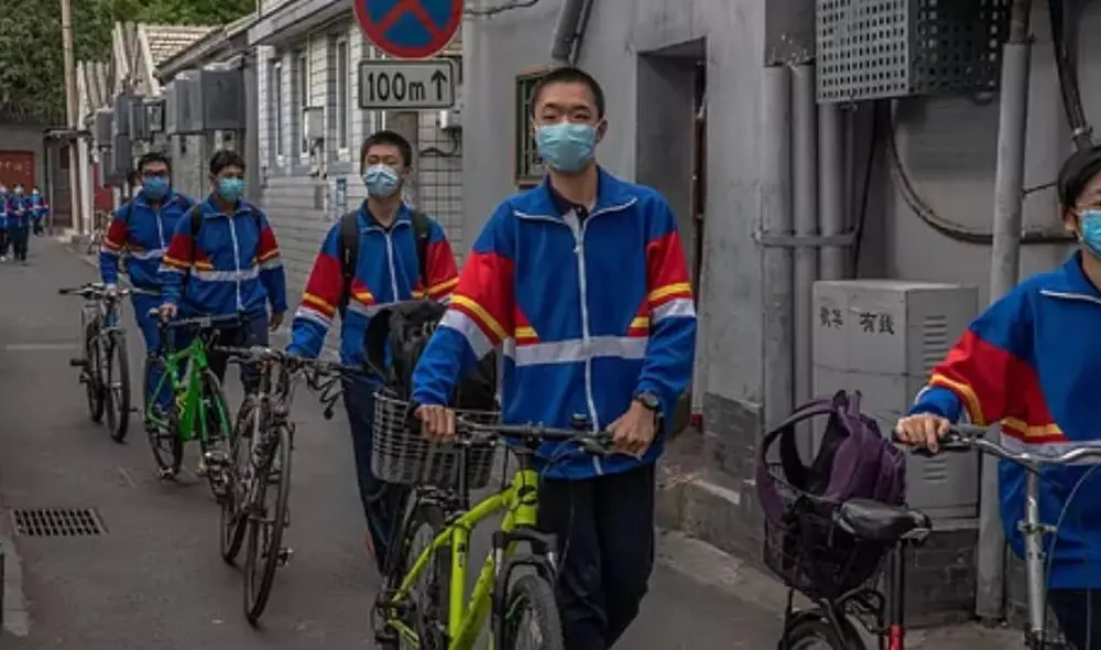 Los colegios permacieron cerrados desde enero, sin embargo, desde este lunes han vuelto a abrir sus puertas. Foto: AFP Los colegios permacieron cerrados desde enero, sin embargo, desde este lunes han vuelto a abrir sus puertas. Foto: AFP