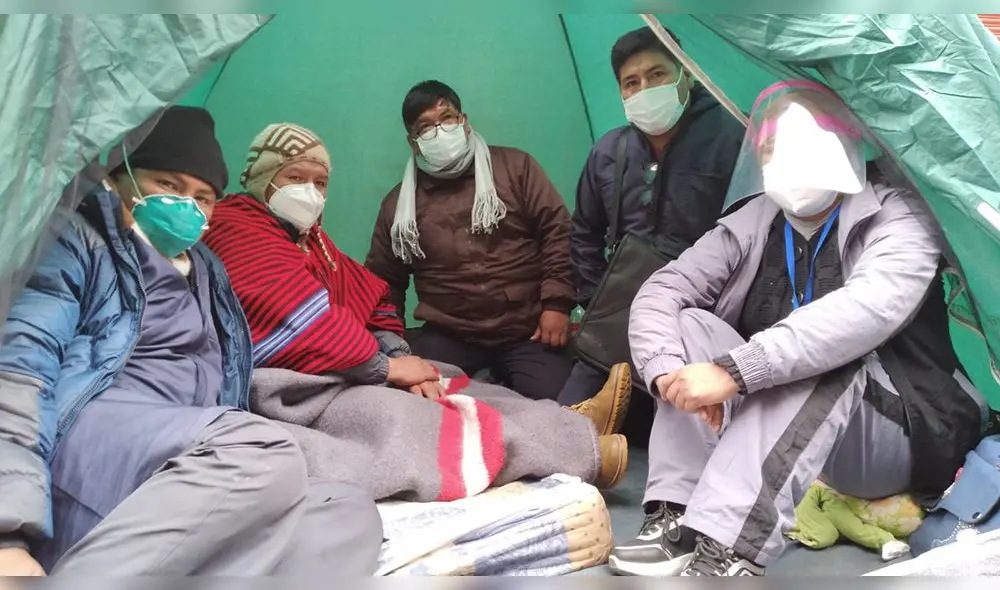 Policía redujo a consejera para evitar que la mujer lo filme. Foto: Captura Video Cortesía