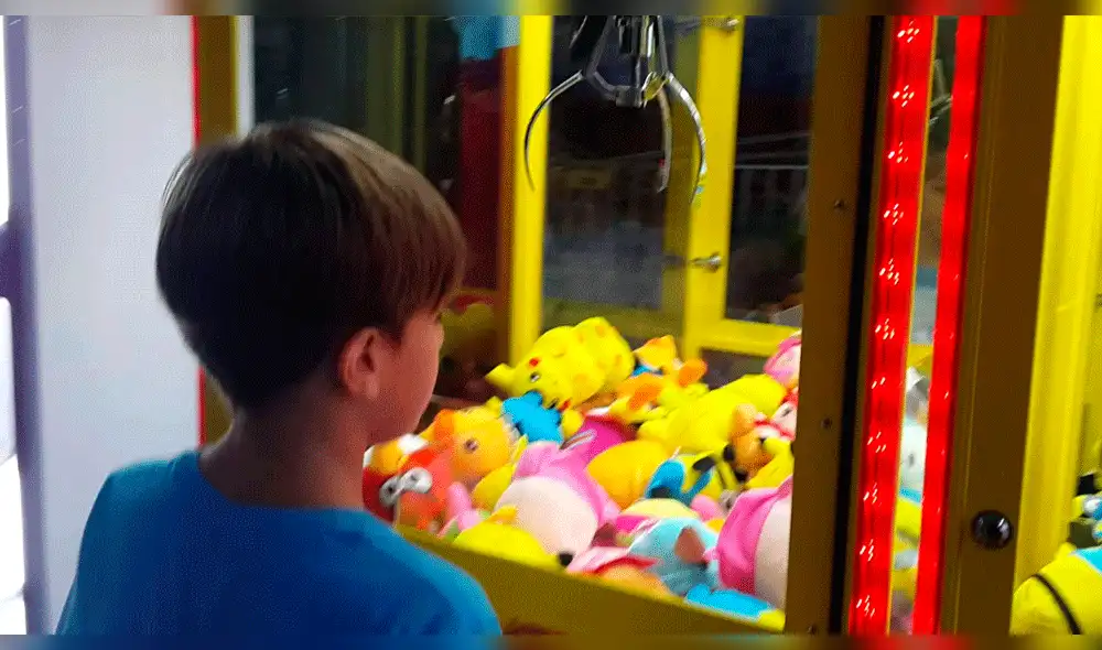 Facebook: niño queda atrapado en máquina de peluches [VIDEO]