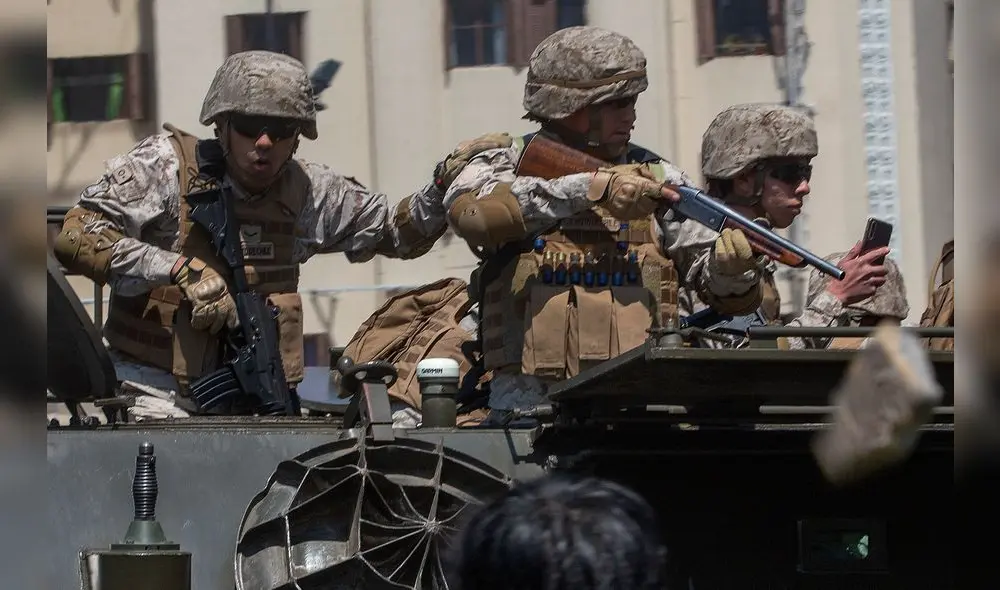 La militarización del país ha ido en aumento para tratar de controlar los desmanes violentos en los que derivó desde el pasado viernes la radicalización de la protesta ciudadana contra el alza del precio del metro. Foto: AFP. La militarización del país ha ido en aumento para tratar de controlar los desmanes violentos en los que derivó desde el pasado viernes la radicalización de la protesta ciudadana contra el alza del precio del metro. Foto: AFP.