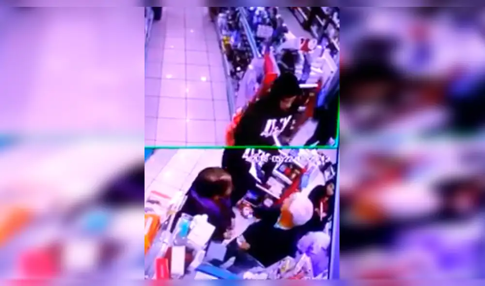 Facebook: Graban a futbolista teniendo noble gesto con ancianos [VIDEO]