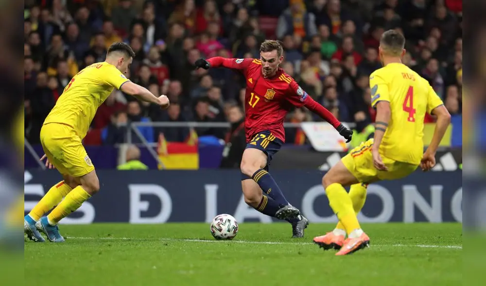 GRAF1361. MADRID, 18/11/2019.- El centrocampista de la selección española Fabián Ruiz (c) intenta superar a Adrian Rus (d) y Ionut Nedelcearu, amabos de la selección rumana, durante el partido de clasificación para la Eurocopa 2020 que los combinados de España y Rumanía juegan esta noche en el estadio Wanda Metropolitano, en Madrid. EFE/Juanjo Martín GRAF1361. MADRID, 18/11/2019.- El centrocampista de la selección española Fabián Ruiz (c) intenta superar a Adrian Rus (d) y Ionut Nedelcearu, amabos de la selección rumana, durante el partido de clasificación para la Eurocopa 2020 que los combinados de España y Rumanía juegan esta noche en el estadio Wanda Metropolitano, en Madrid. EFE/Juanjo Martín