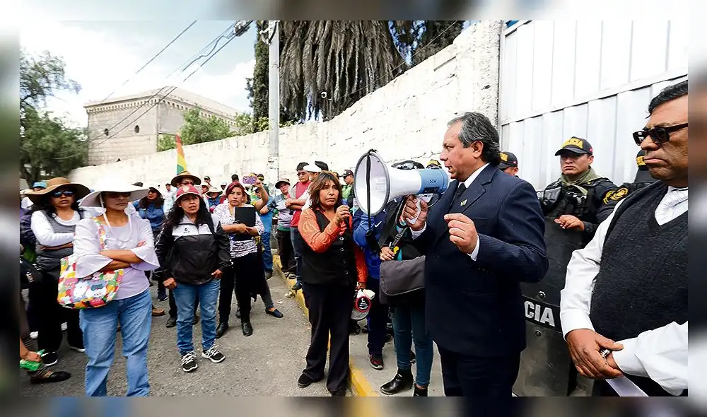 Docentes huelguistas de Arequipa sufrirán descuentos en sueldo y aguinaldo Docentes huelguistas de Arequipa sufrirán descuentos en sueldo y aguinaldo