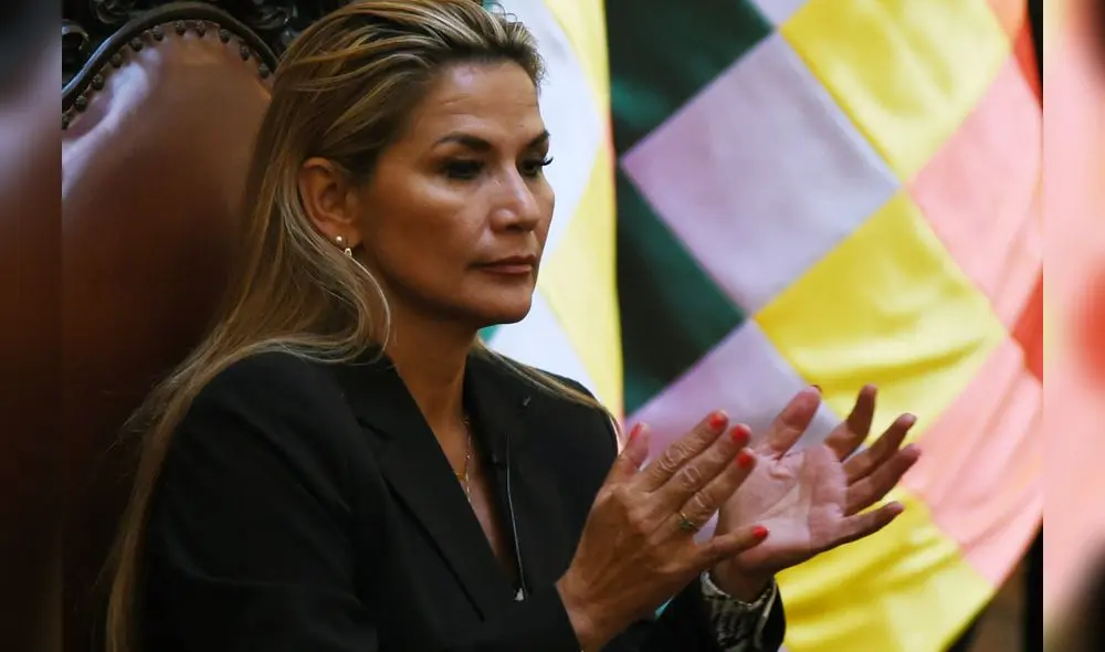 Presidenta interina de Bolivia bajo fuego cruzado de opositores y aliados. Foto: AFP.