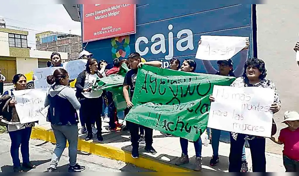 Protesta. Pidieron cadena perpetua para procesado por homicidio. Familiares intentaron atacar a detenido y abogado. Protesta. Pidieron cadena perpetua para procesado por homicidio. Familiares intentaron atacar a detenido y abogado.