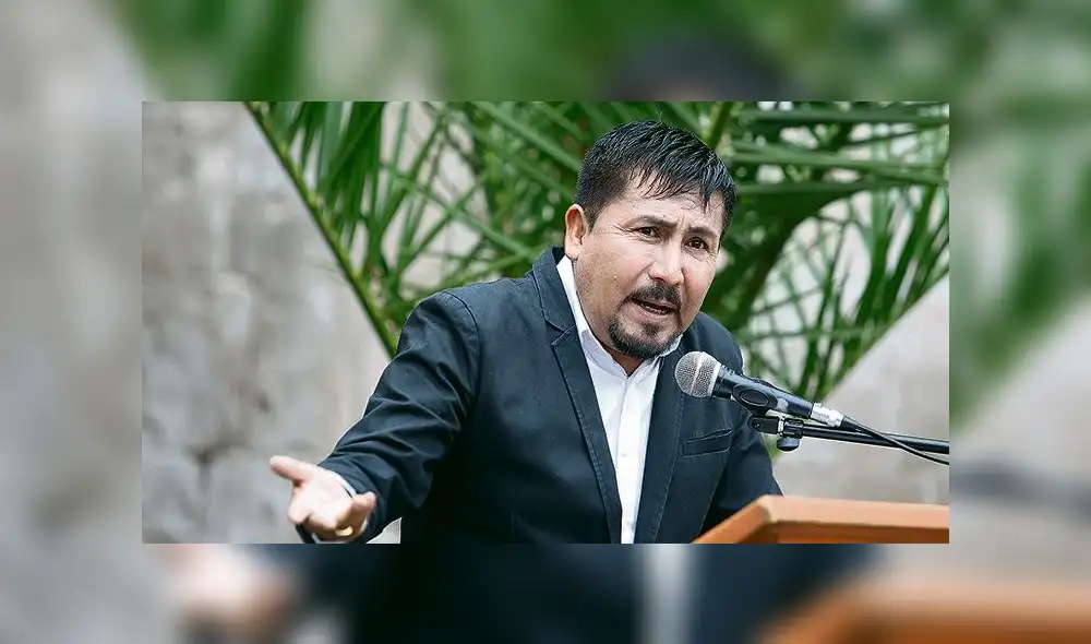 solidario. Cáceres Llica en conferencia con estudiantes.