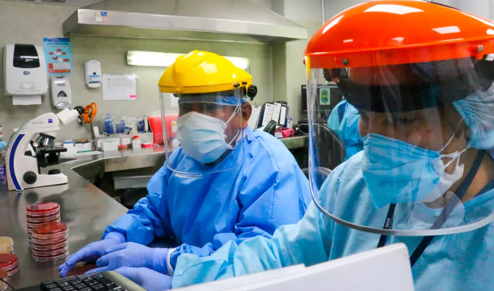 Investigadores analizan muestras de pruebas para COVID-19. Foto: Minsa