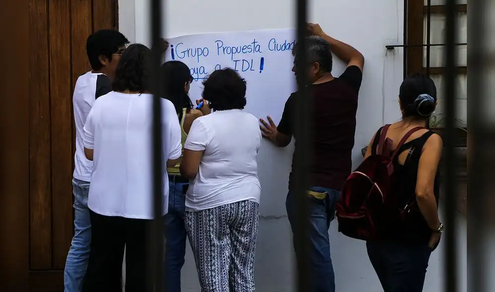 Plantón en solidaridad a IDL por arremetida fujimorista [FOTOS]