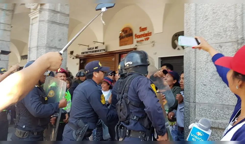 Opositores a Tía María y policías protagonizan trifulca en ceremonia por Arequipa Opositores a Tía María y policías protagonizan trifulca en ceremonia por Arequipa