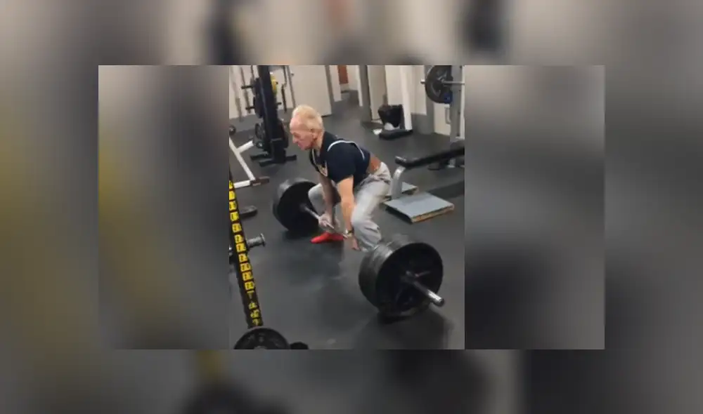 A través de YouTube se ha vuelto viral el momento en que un anciano levanta una enorme pesa. A través de YouTube se ha vuelto viral el momento en que un anciano levanta una enorme pesa.