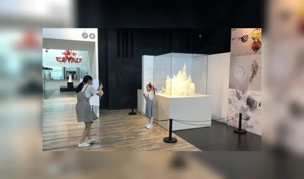 La obra estaba en exhibición en el Museo de Vidrio de Shanghai. Foto: Rojak Daily.