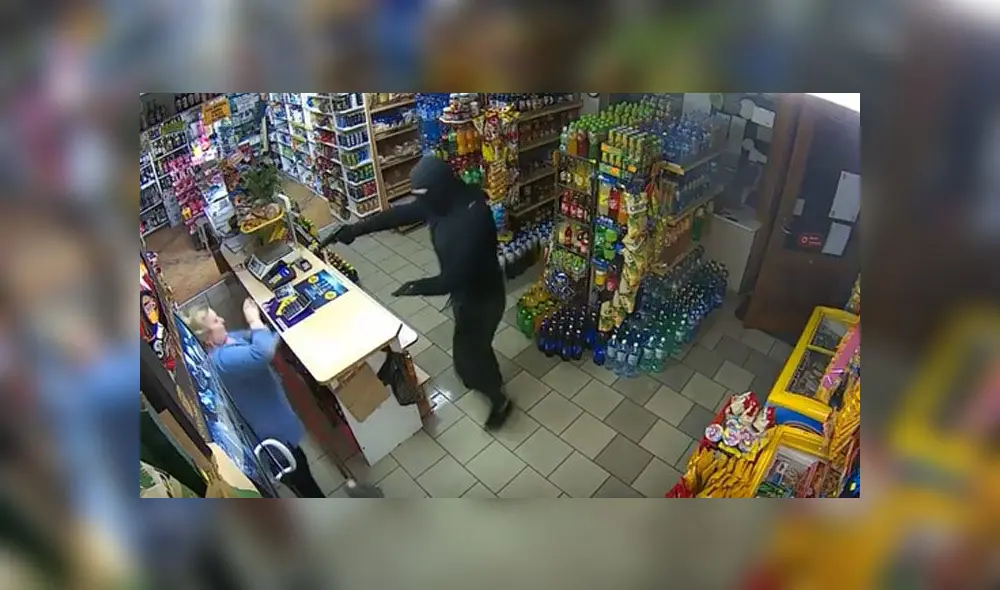 Ladrón armado ingresa a tienda y la dueña lo espanta con un trapeador [VIDEO]