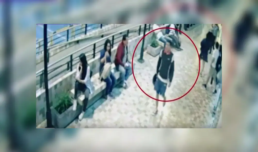 Sujeto que aún falta detener es captado siguiendo los pasos de Joelbi Liendo para ingresar al McDonald's y cometer el crimen . (Foto: Captura de video / Latina Noticias) Sujeto que aún falta detener es captado siguiendo los pasos de Joelbi Liendo para ingresar al McDonald's y cometer el crimen . (Foto: Captura de video / Latina Noticias)