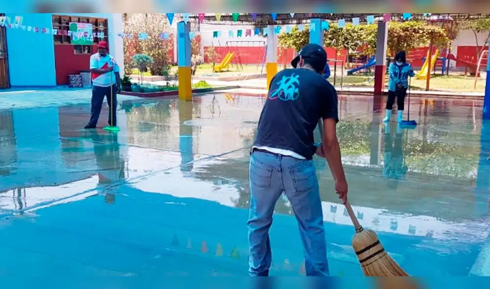 Animalistas de Puno denunciarán a joven que lanzó a perrito desde el segundo piso. Animalistas de Puno denunciarán a joven que lanzó a perrito desde el segundo piso.