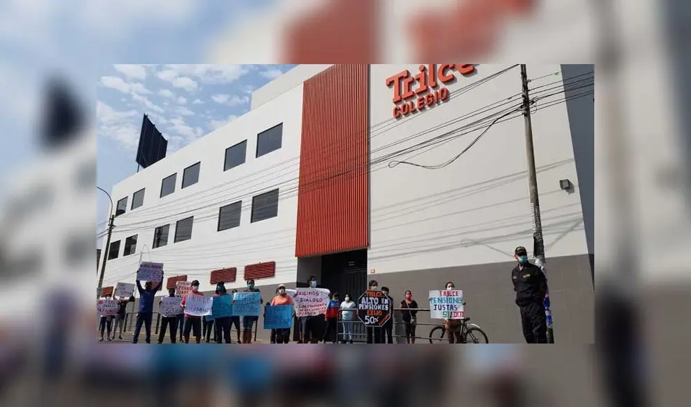 Padres de familia se concentraron en el frontis del colegio Trilce ubicado en Breña. Créditos: URPI-GLR.