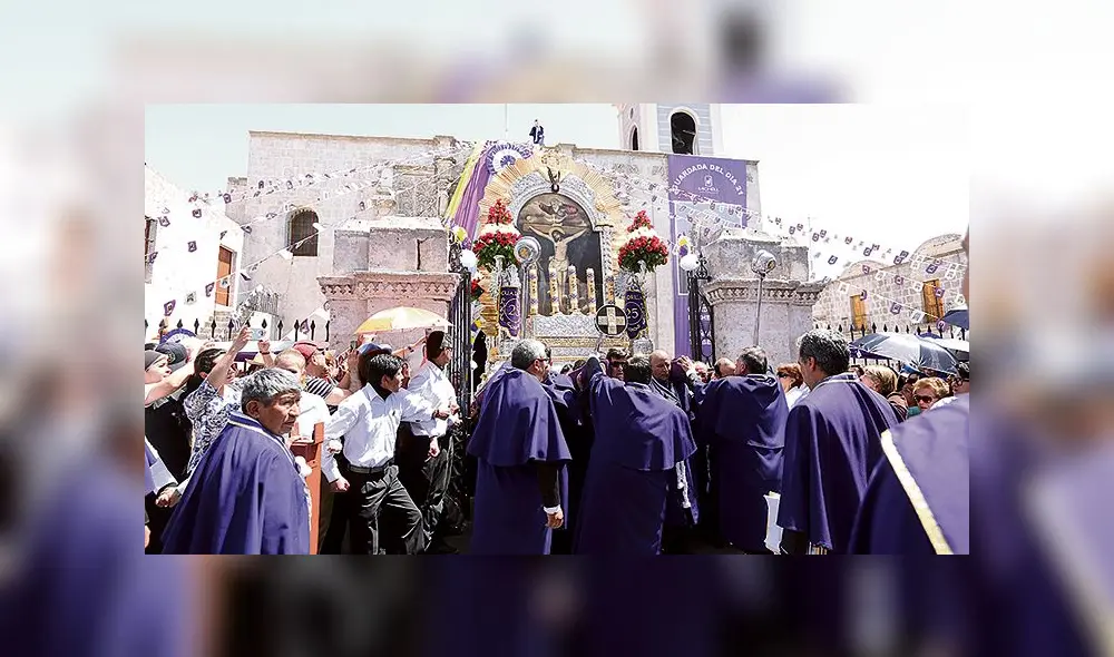PROSECION DEL SEÑOR DE LOS MILAGROS EN AREQUIPA, SALIDA DE LA IGLESIA DE SAN AGUSTIN TEMPLO DONDE PERMANECE TODO EL AÑO PROSECION DEL SEÑOR DE LOS MILAGROS EN AREQUIPA, SALIDA DE LA IGLESIA DE SAN AGUSTIN TEMPLO DONDE PERMANECE TODO EL AÑO