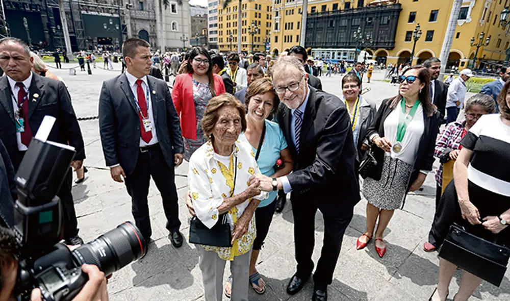 Con la gente. Jorge Muñoz inicia su segundo año como alcalde, en medio de grandes desafíos. Ha dicho que cumplirá sus promesas y los limeños confían en que así será. Foto: Aldair Mejía.